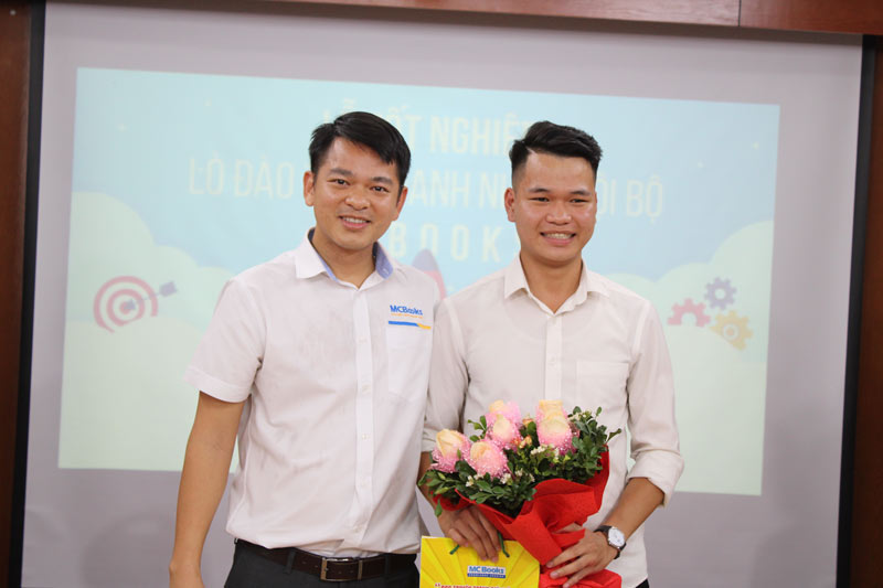 Lễ tốt nghiệp lò đạo tạo doanh nhân  - MCBooks